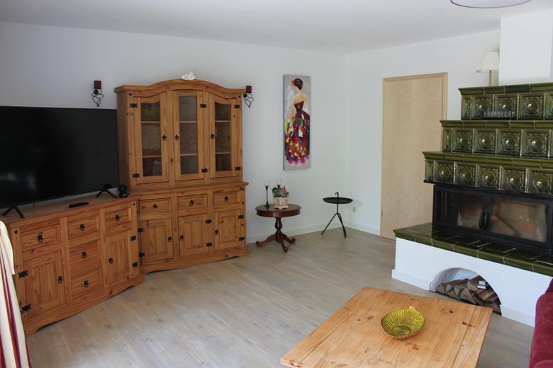 Einfamilienhaus mit 2 Extra-Wohneinheiten – Wohnzimmer im Erdgeschoss