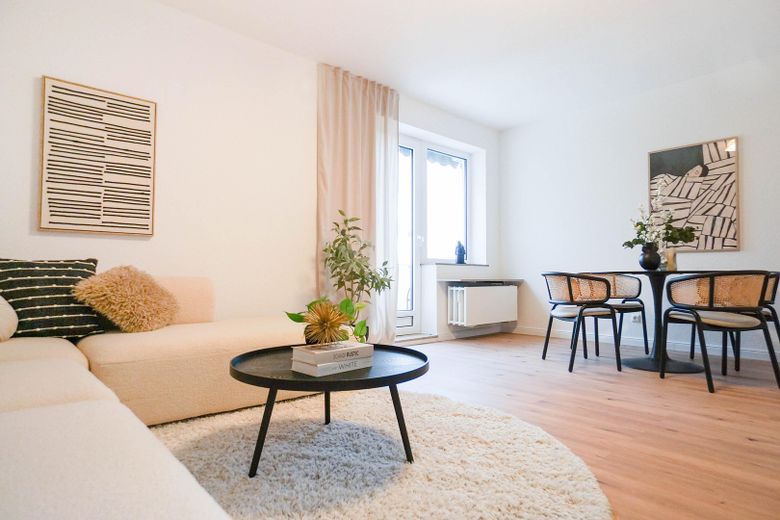 Wohnzimmer mit Balkonzugang