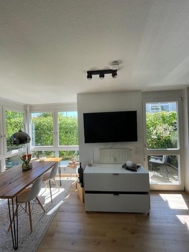 Kompakte Wohlfühlwohnung mit sonnigem Garten (ca. 90 m²) in Untermenzing – Wohnbereich
