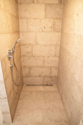 Première occupation après rénovation complète - grand appartement de 3 pièces de 102 qm avec balcon – Bodenebene Dusche 