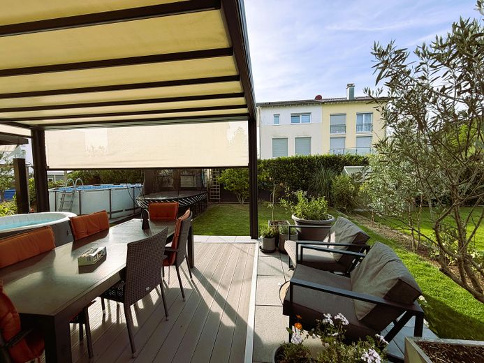 Piso en propiedad, apto para familias, en 2 plantas con carácter de casa y jardín propio – Terrasse