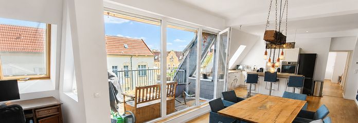 Wohnzimmer mit Balkon