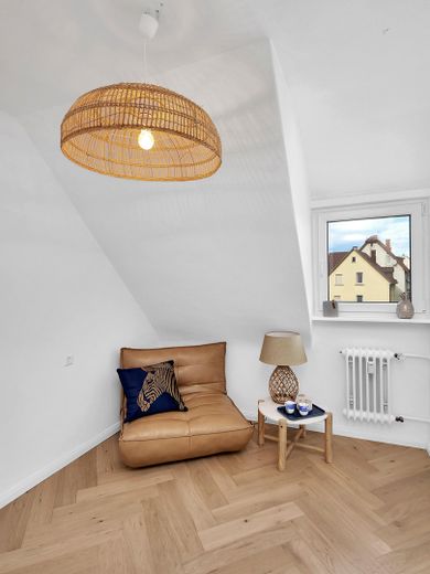Provisionsfrei: Renovierte Wohnung mitten in Stuttgart mit Blick auf Weinberge und Grabkapelle – Büro