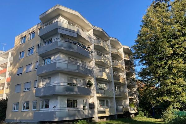 Słoneczne, odpowiednie dla WG 3-pokojowe mieszkanie z kuchnią i łazienką, w spokojnej lokalizacji w centrum