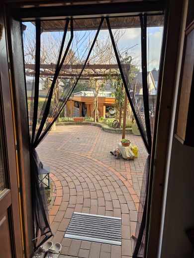 Charmantes Reihenendhaus mit 5 Zimmern+Partykeller in Dresden-Lockwitz incl. Küche – Blick über Terrasse in Garten