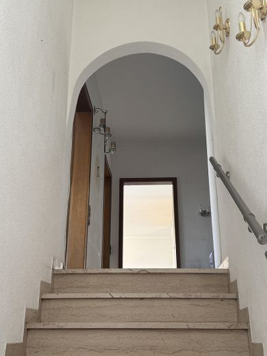 ZWEIFAMILIENHAUS | ZWEI WOHNUNGEN | ZWEI GÄRTEN | HAUS MIT PANORAMA-BLICK – Treppe Oben