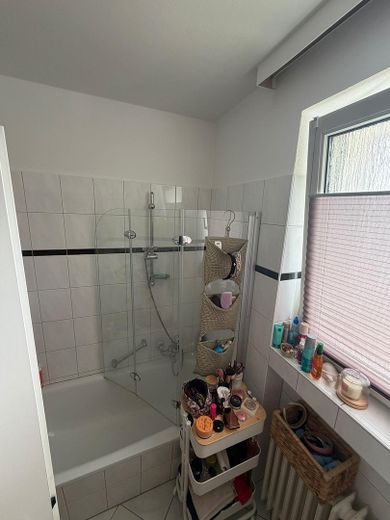 Helle 3-Zimmer-Erdgeschosswohnung mit Balkon und Garage in ruhiger Lage von Horn-Bad Meinberg – Bad mit Wanne Duschmöglichkeit