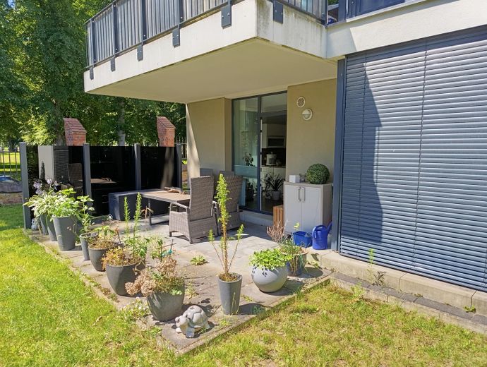 moderne Eigentumswohnung im Erdgeschoss mit Terrasse und Stellplatz – Terrasse