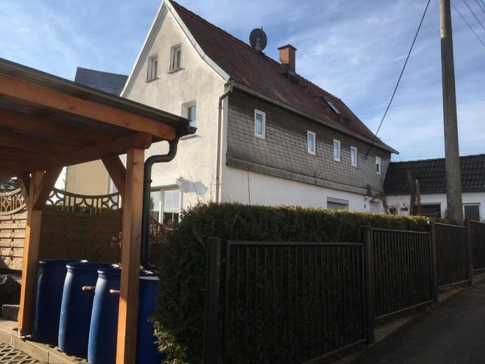 Liebevoll saniertes freistehendes Einfamilienhaus mit kleinem Grundstück, Nebengebäude und Carport in belebter Dorflage zu verkaufen! – Foto 1