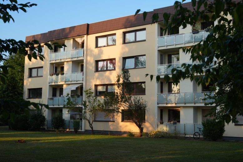 Wohnen im Grünen - Ihr Zuhause mit Balkon und 3 Zimmern – Gartenansicht