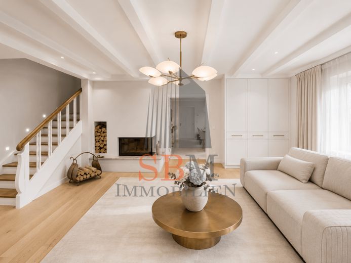 Elegant retreat in Grünwald – a lovingly renovated semi-detached house with a garden idyll – Photo 1