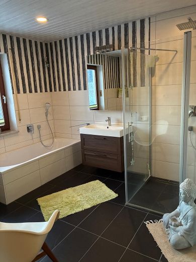 Haus im Grünen mit unverbaubarem Blick über den Frankenwald in ruhiger Lage – Badezimmer EG