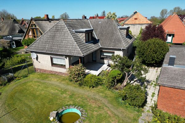 Detached space wonder near the Baltic Sea: Spacious family residence with 4 garages & XXL plot