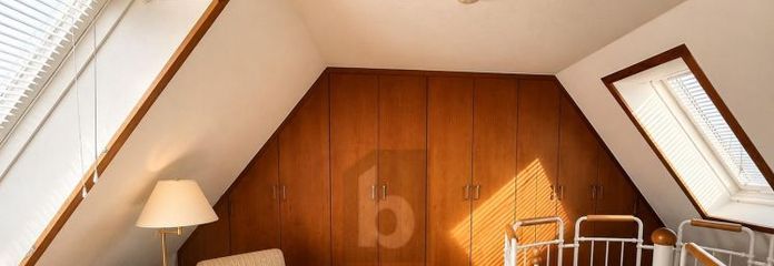 HELLES ZUHAUSE AUF ZWEI EBENEN MIT BALKON