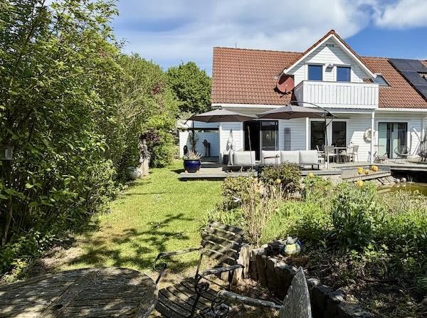 Blick von Feuerstelle auf Haus