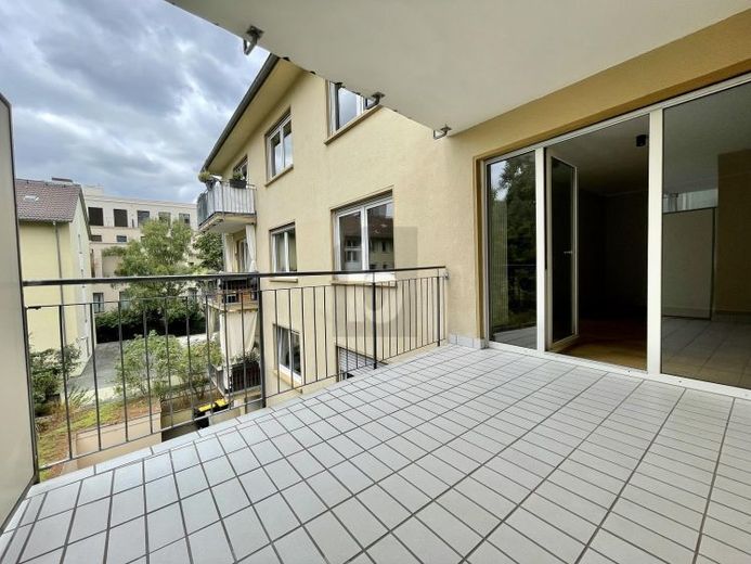 OFFEN UND MODERN IN TOLLER LAGE – Photo 1