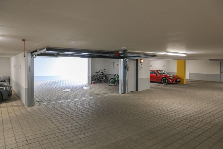 1. piętro nowoczesne mieszkanie 3,5-pokojowe z windą, zabudowaną kuchnią, zadaszonym balkonem, pomieszczeniem gospodarczym i WC dla gości – Tiefgarage