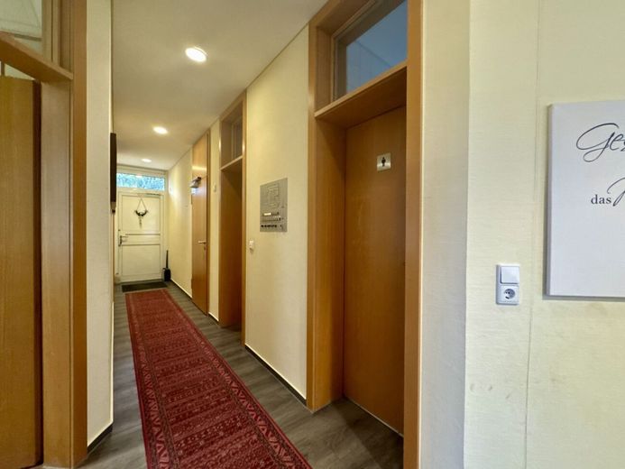Flexible 240 m² Gewerbefläche - Bungalow für moderne Arbeitswelten – Flur