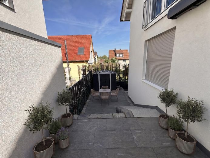Gelegenheit: Pflegeleichte Terrasse 190 m² Raumwunder mit Sauna & Homeoffice Möglichkeit – Foto 1
