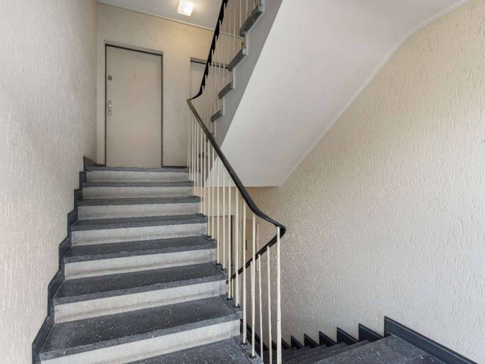 Köln'ün Südstadt semtinde BALKONLU ve GÖMME MUTFAKLI yenilenmiş 4 odalı daire – Treppenhaus