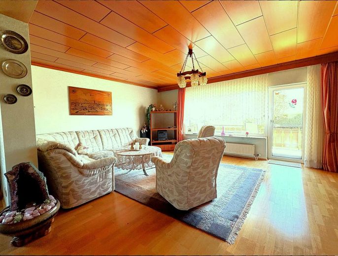 Zwei Häuser, viele Möglichkeiten: Bungalow & vielseitig nutzbares Zweithaus auf großem Grundstück – Wohnzimmer Bungalow
