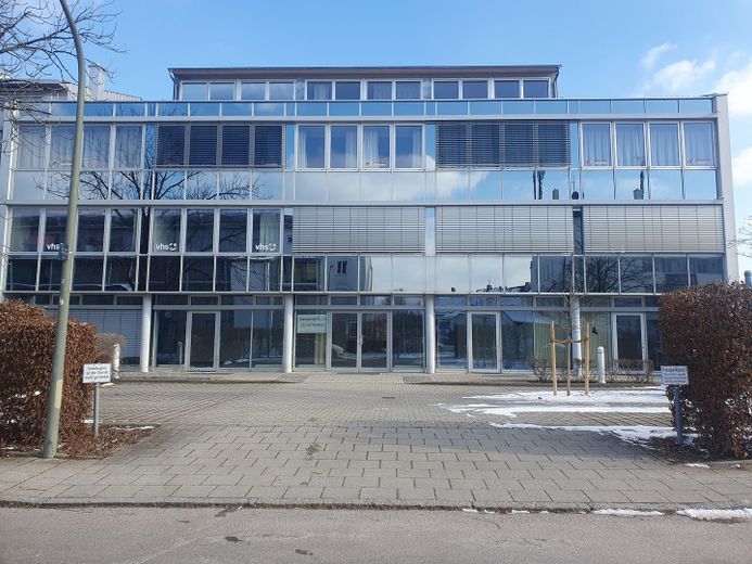 Außenansicht mit Glasfassade