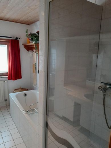 wolnostojący dom jednorodzinny z pięknym ogrodem – Badewanne und Dusche