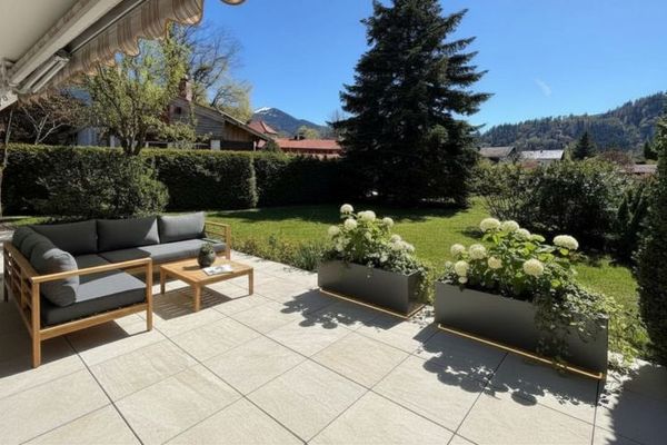 Diamante grezzo baciato dal sole: appartamento al piano terra con terrazza gigantesca in posizione eccellente a Rottach-Egern
