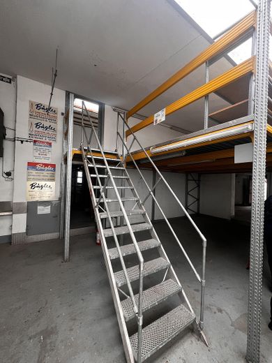 Büro + Werkstatt + Showroom | Glaseingang | ab 393 m² bis 700 m² | sofort! Kostenlose Werbefläche! – Werkstatt mit Zugang zu Lager