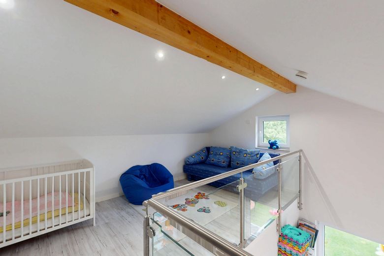 Modernes Wohnen für Familien: Freistehendes A+ Einfamilienhaus mit großzügigen Außenflächen – Maisonette-artige Ebene