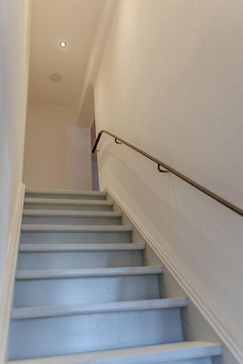Einzigartiges Bauernhaus 1482 – Luxus-Sanierung & Erstbezug – Treppenhaus EG/OG