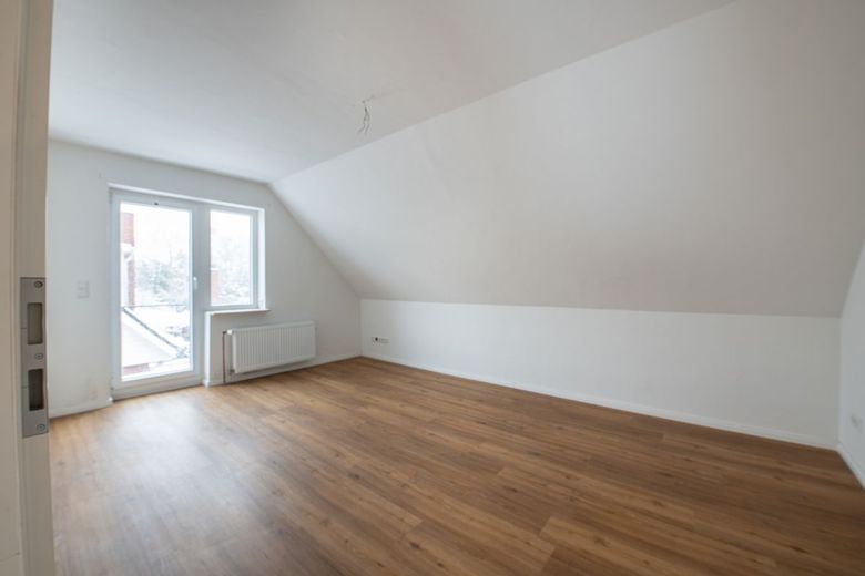 1-Fam. Haus in Harrislee inkl. tollem Grundriss, EBK &amp; Fernwärme – DG Elternschlafzimmer 1
