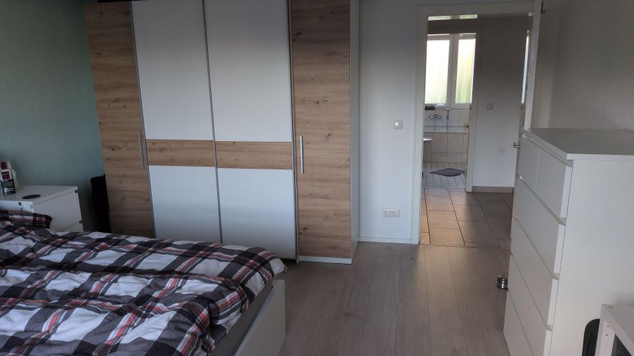 3,5 Raum-Whg. City, 2 Balkone, modernisiert, Bad: Wanne + Dusche + Fenster – Schlafzimmer