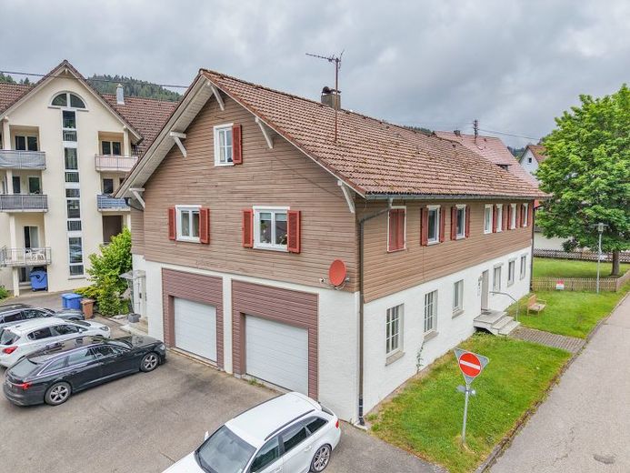 Vielseitiges 3-Familienhaus mit viel Platz in Schenkenzell als Kapitalanlage – फोटो 1