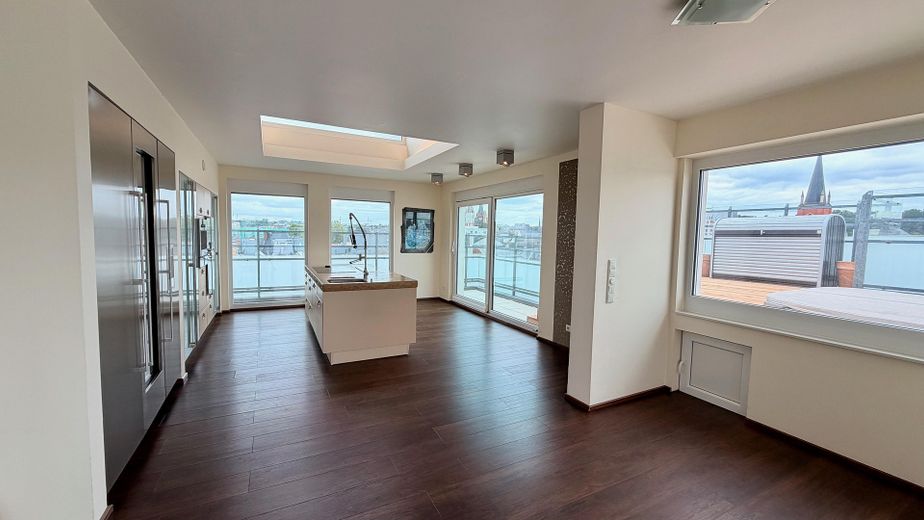 Limburg şehir merkezinde lüks penthouse – 196 m², katedral manzarası, whirlpool ve Gaggenau mutfak – Ess-Küchenbereich