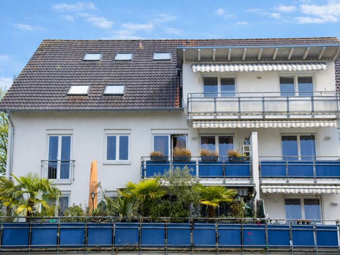 Stilvolle 3-Zimmer-Dachgeschosswohnung mit Balkon – Foto 1