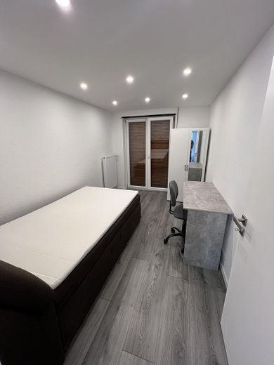 Größeres Zimmer mit Balkon