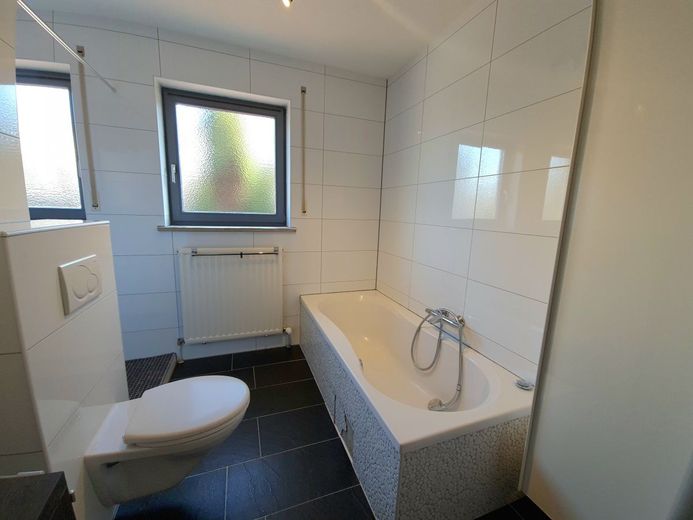 **PROVISIONSFREI** Top modern renoviertes Zweifamilienhaus in Breitengüßbach – Badezimmer EG