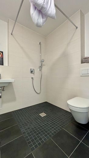Studentenwohnung möbliert mit "All-In" Miete in Augsburg, Neubau – Bad