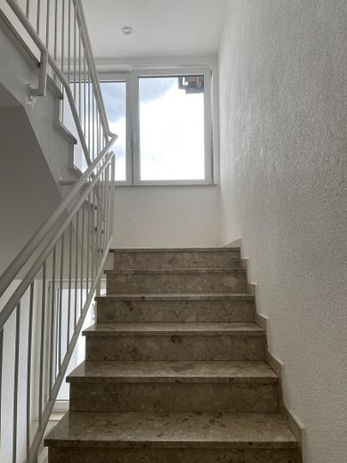 64 m2 Maisonette mit Blick über Bad Kreuznach zu verkaufen – Treppe zum 4. OG