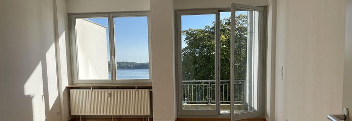 Wohnzimmer mit Balkon