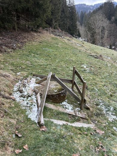 "Sonnenplateau" Grundstück mit Baugenehemigung in Traumlage im Herzen des Oberallgäus – Quellschacht am Hang 