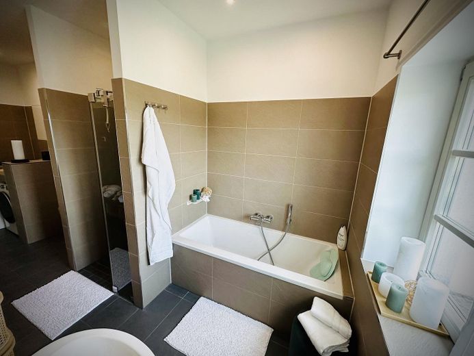 Dachgeschosswohnung mit Balkon und Terrasse – Bad