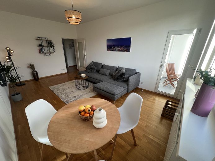 de particulier : libre d’occupation ou rendement de 5 %, emplacement privilégié : appartement 2 pièces avec balcon, ascenseur, place de parking, à proximité du canal – Wohnzimmer