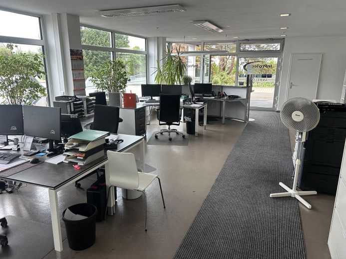Vielseitig nutzbare Gewerbeeinheit mit Verwaltung und großer Freifläche in Illertissen zu mieten – Empfang/Büro