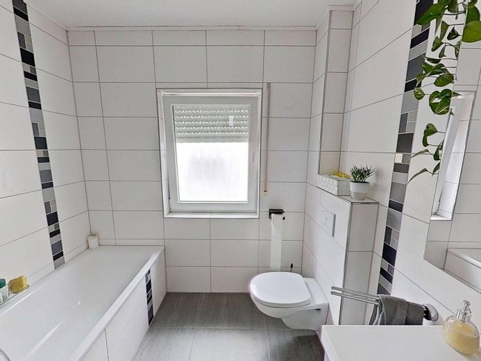 Große 3-Zimmer-Wohnung mit BALKON und EBK in ruhiger Wohnlage – Ansicht I: Bad