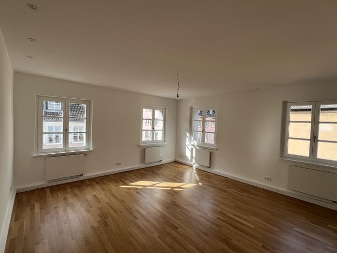 Helle 3 Zimmer Wohnung in der Carlstadt – Wohnzimmer