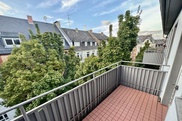 Bright 2-room apartment with balcony in a prime location
