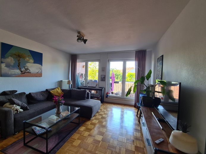 Schöne 3-Zimmer Wohnung in Top-Lage mit Balkon und PKW-Stellplatz, Eigennutzung o. Kapitalanlage! – Wohnzimmer 
