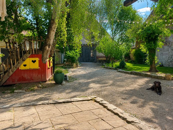 Sandsteinanwesen in Uehlfeld -kernsaniert-nachhaltig-außergewöhnlich. Ein Zuhause mit Geschichte – Innenhof